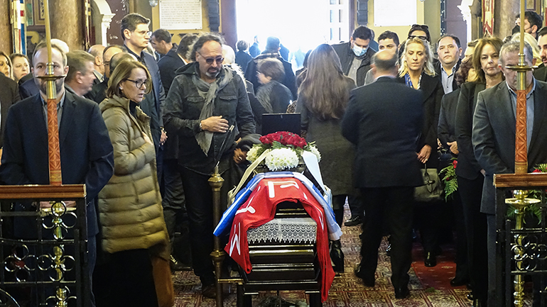 Σε κλίμα πένθους και οδύνης η κηδεία του Νεκτάριου Σαντορινιού